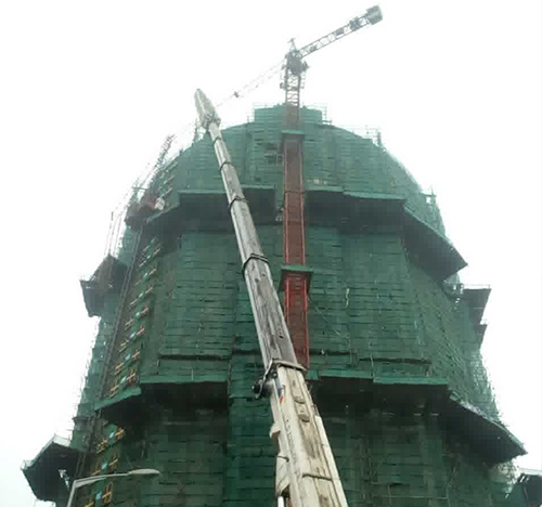 化州吊车在工地上作业